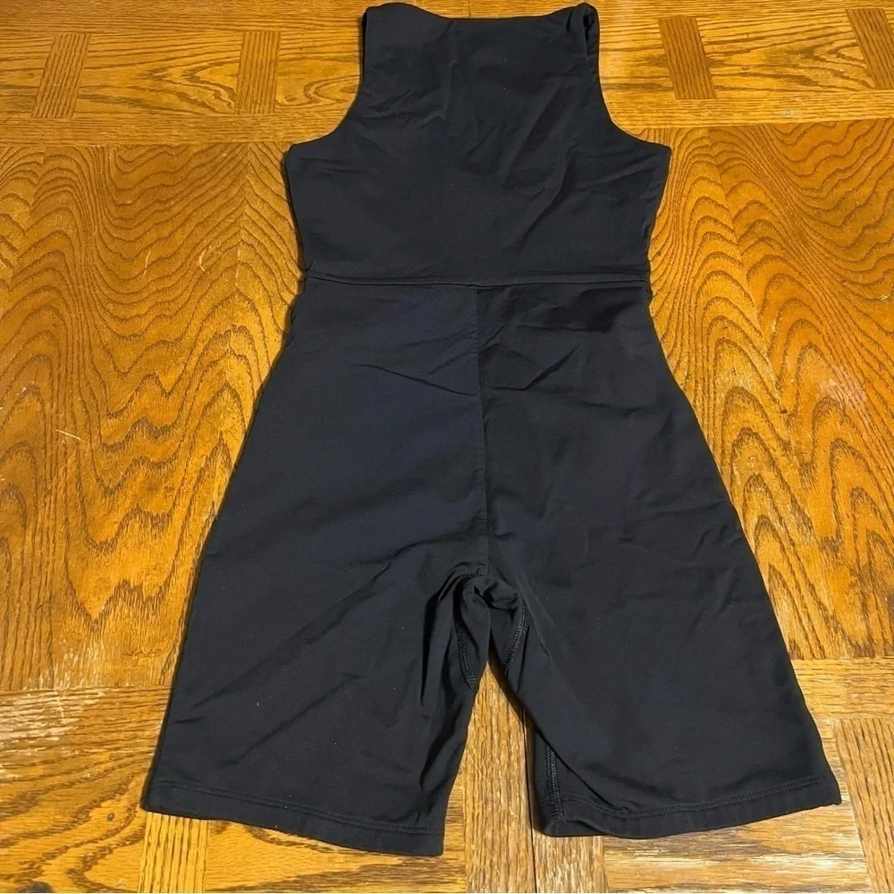 Aritzia Babaton Contour V-Neck Shorts Romper Sz S in Black Athletic